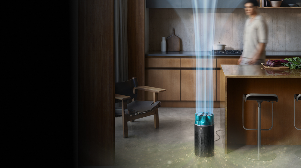 El purificador Dyson HushJet Compact purifica el aire en una cocina.